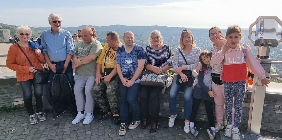 Elf Teilnehmende der Life Kirche auf der Aussichtsplattform am Drachenfels