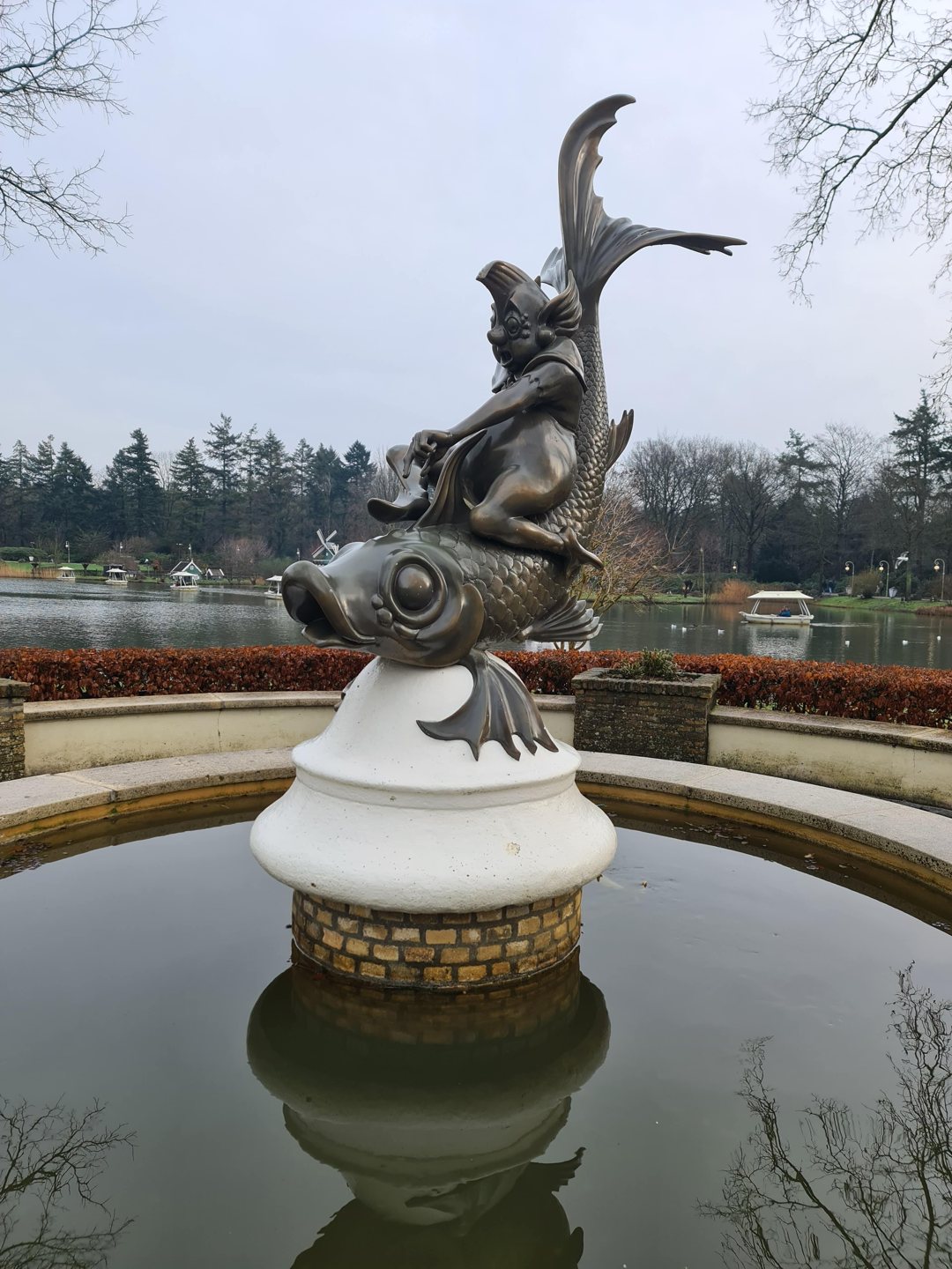 Verspieltes Brunnenmotiv im Freizeitpark Efteling beim Ausflug am 4. Januar 2025