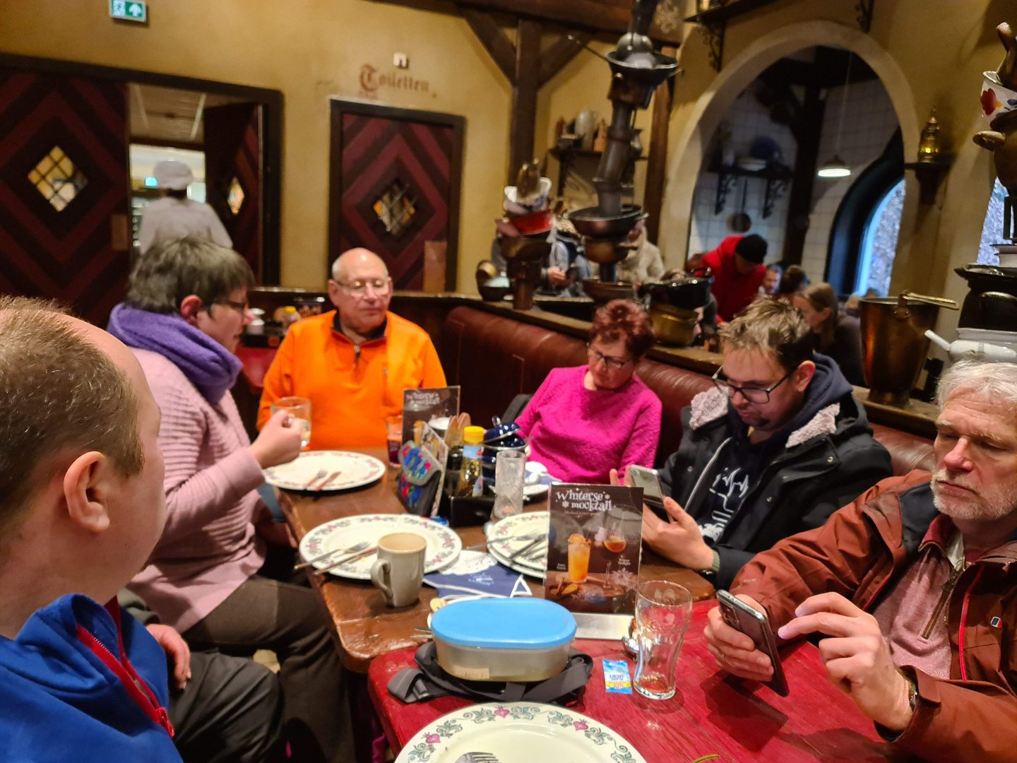Ausflugsgruppe beim gemeinsamen Essen während des Efteling-Ausflugs
