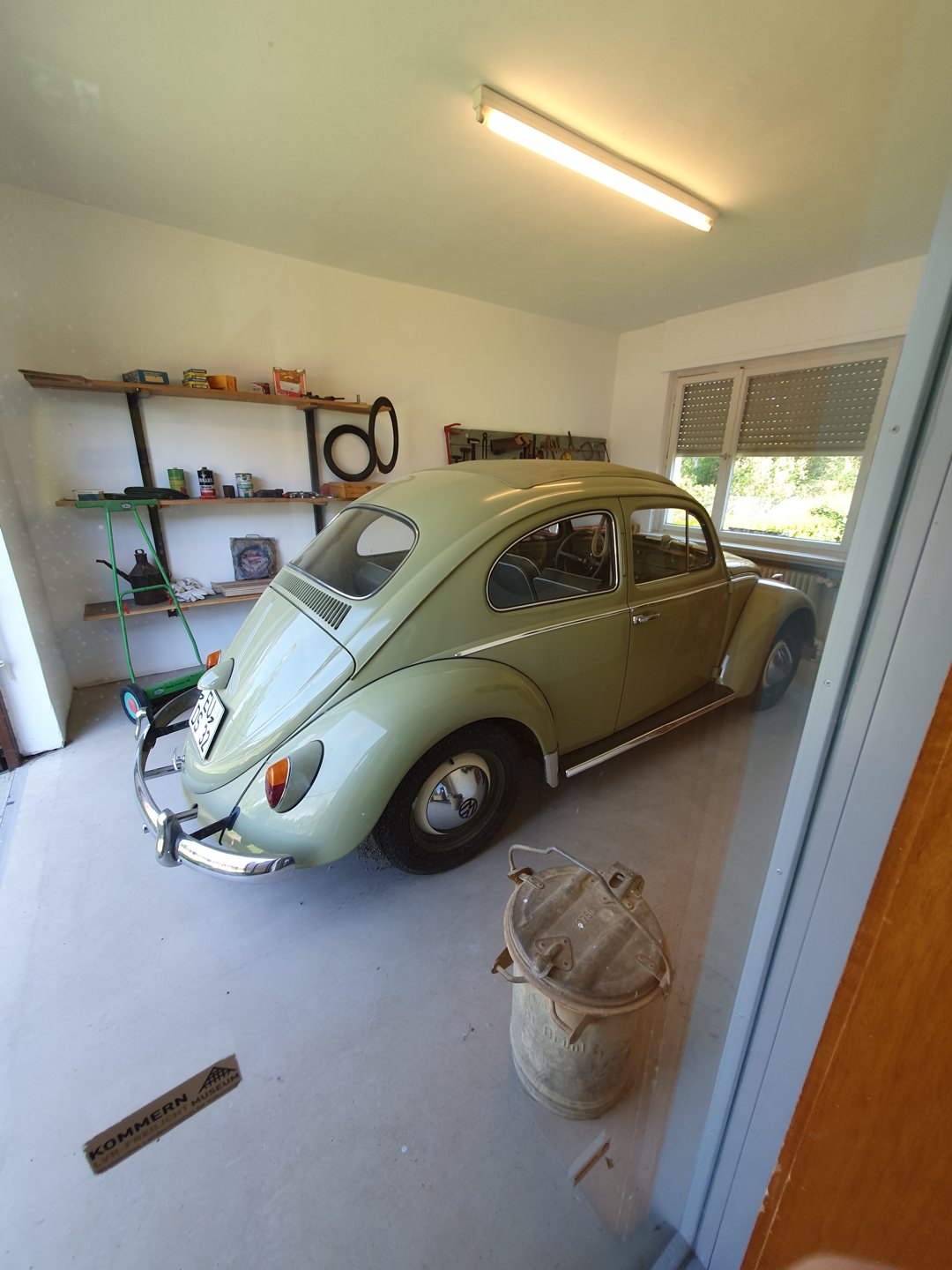 Historischer Volkswagen in einer Ausstellung des Freilichtmuseums Kommern