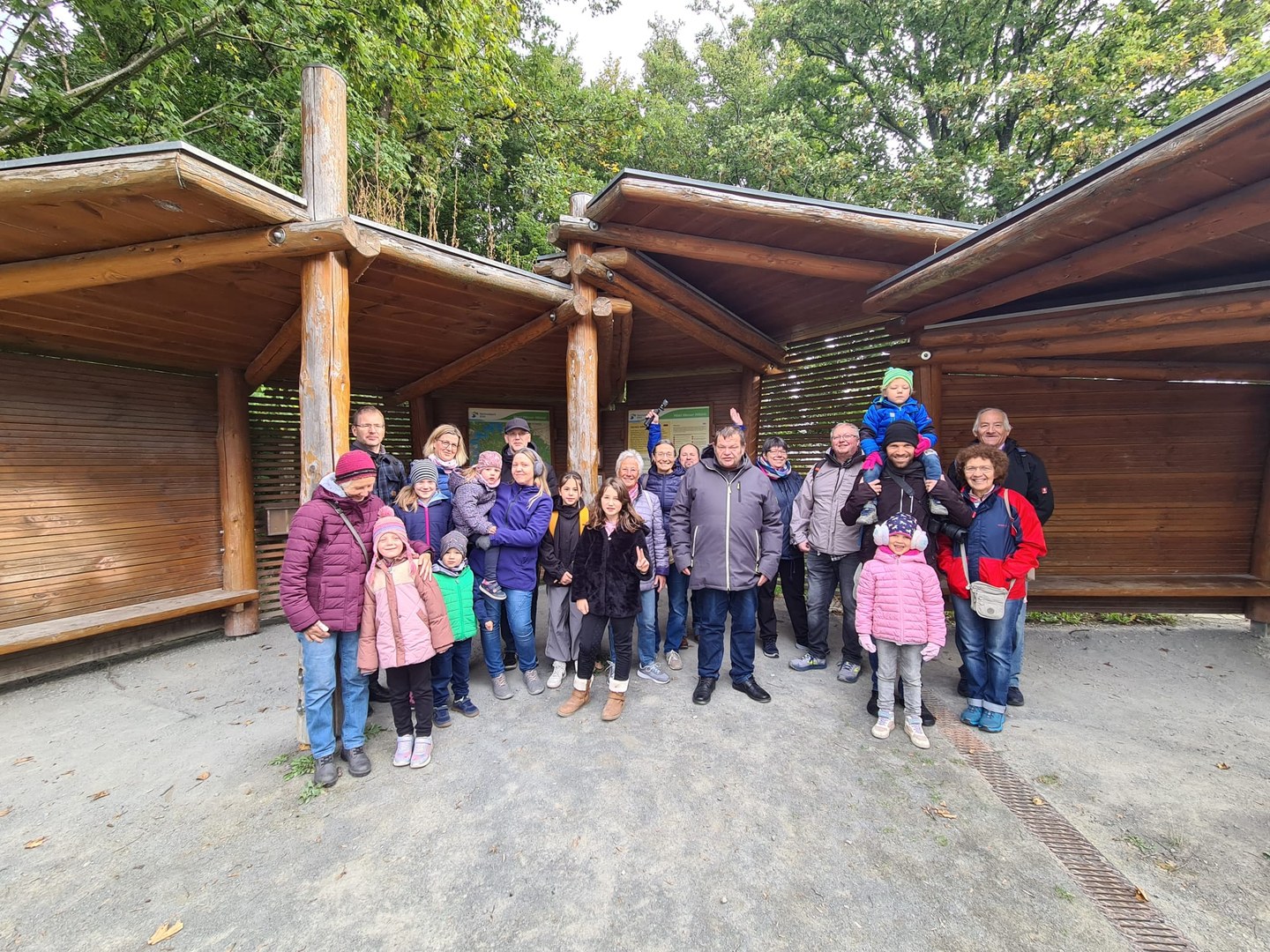 Ausflugsgruppe der Life Kirche an einem Holzunterstand auf dem Wilden Weg in der Eifel