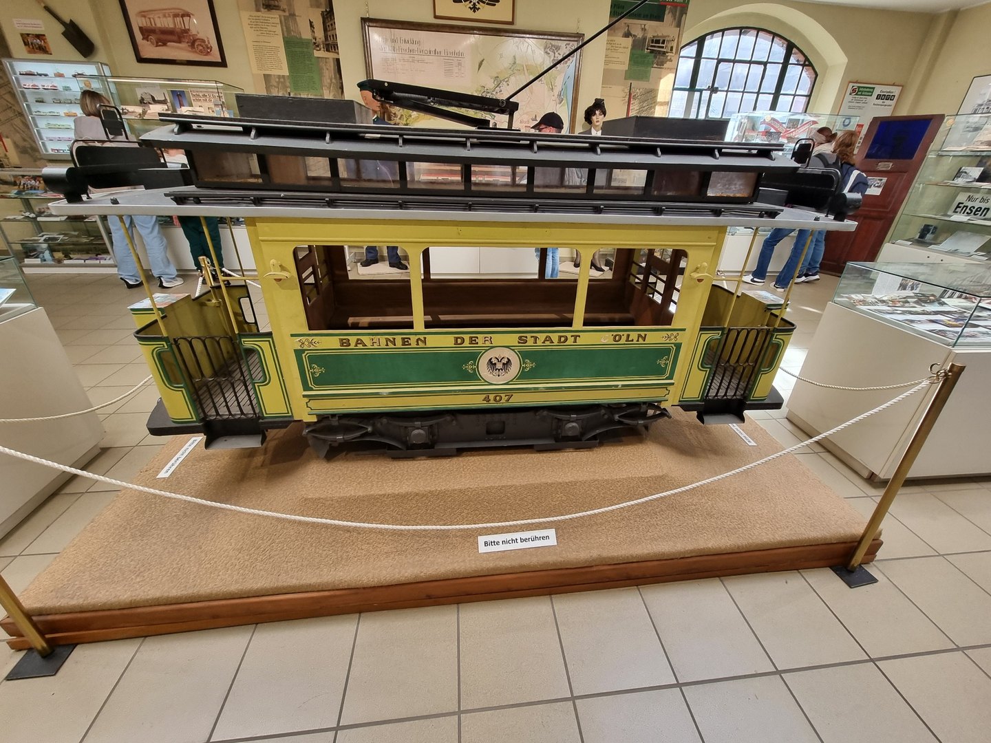 Modell einer historischen gelb-grünen Kölner Straßenbahn mit der Nummer 407 in der Ausstellung