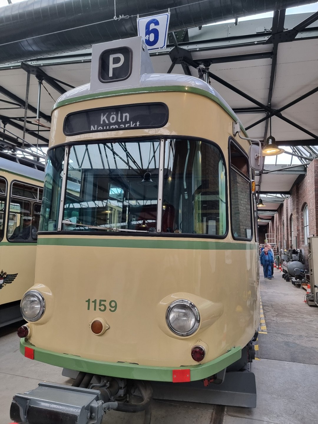 Front der historischen Kölner Straßenbahn 1159 im Straßenbahnmuseum Thielenbruch