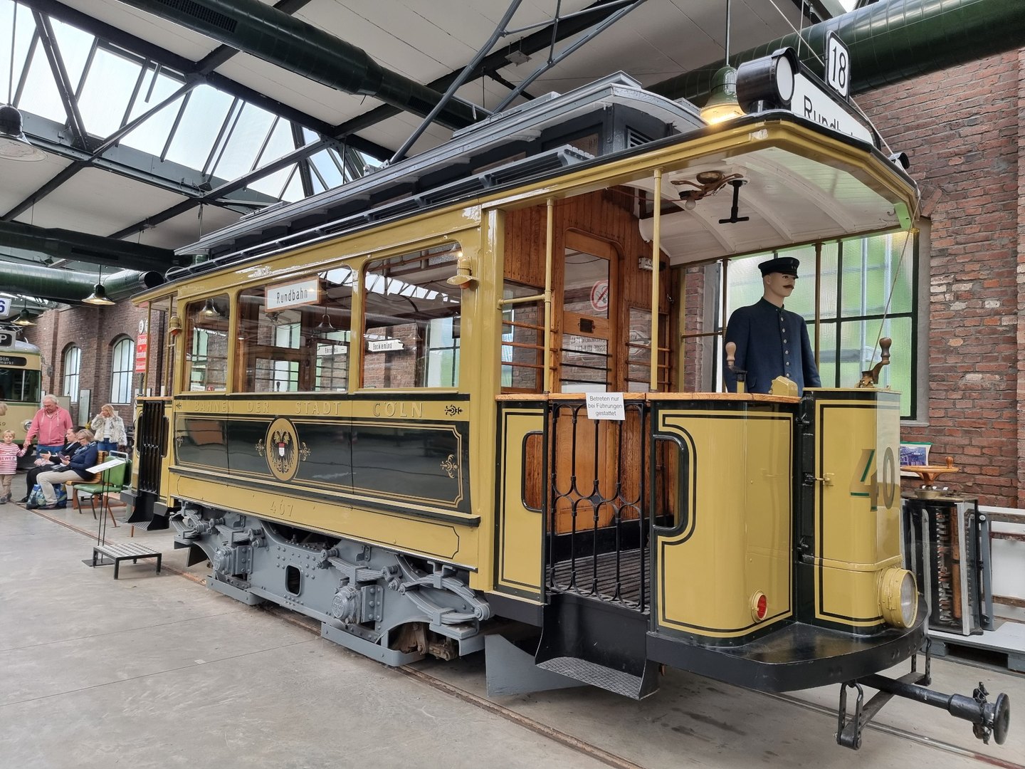 Historische gelbe Straßenbahn mit der Nummer 407 in der Halle des Straßenbahnmuseums Köln-Thielenbruch